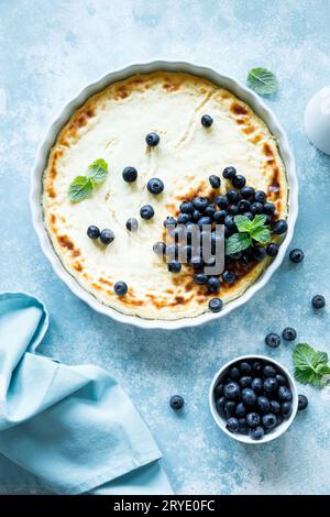 Käsekuchen aus Hüttenkäse mit frischen Heidelbeeren, Blick von oben nach unten Stockfoto