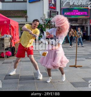 Bournemouth, Dorset, Großbritannien, 30. September 2023. Die Performancekunstgruppe Eau de Memoire bietet Unterhaltung mit Komödie und Tanz zum Arts by the Sea Festival am Pier Approach. Quelle: Paul Biggins/Alamy Live News Stockfoto