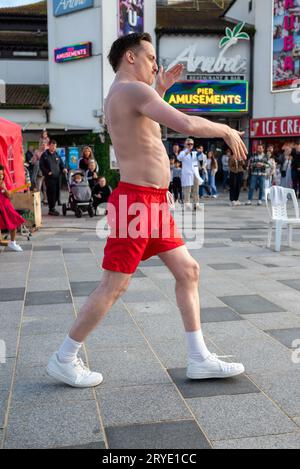 Bournemouth, Dorset, Großbritannien, 30. September 2023. Die Performancekunstgruppe Eau de Memoire bietet Unterhaltung mit Komödie und Tanz zum Arts by the Sea Festival am Pier Approach. Quelle: Paul Biggins/Alamy Live News Stockfoto