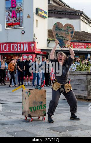 Bournemouth, Dorset, Großbritannien, 30. September 2023. Die Performancekunstgruppe Eau de Memoire bietet Unterhaltung mit Komödie und Tanz zum Arts by the Sea Festival am Pier Approach. Quelle: Paul Biggins/Alamy Live News Stockfoto