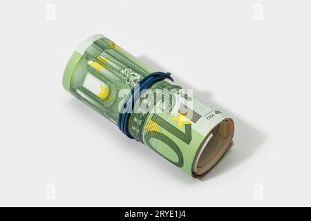 Rolle von Euroscheine mit Gummiband isoliert auf weißem Hintergrund Stockfoto