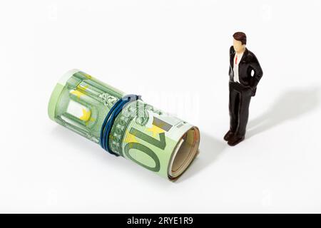 Rolle von Euroscheine mit Gummiband isoliert auf weißem Hintergrund Stockfoto