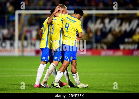 WAALWIJK - Filip Stevanovic, Dario van den Buijs, Shawn Adewoye verlassen das Feld, nachdem Etienne Vaassen von RKC hart mit Brian Brobbey von Ajax (R) kollidiert und während des niederländischen Eredivisie-Spiels zwischen RKC Waalwijk und Ajax Amsterdam am 30. September im Mandemakers Stadium abgesetzt wird; 2023 in Waalwijk, Niederlande. ANP OLAF KRAAK Stockfoto