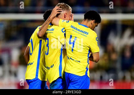 WAALWIJK - Filip Stevanovic, Dario van den Buijs, Shawn Adewoye verlassen das Feld, nachdem Etienne Vaassen von RKC hart mit Brian Brobbey von Ajax (R) kollidiert und während des niederländischen Eredivisie-Spiels zwischen RKC Waalwijk und Ajax Amsterdam am 30. September im Mandemakers Stadium abgesetzt wird; 2023 in Waalwijk, Niederlande. ANP OLAF KRAAK Stockfoto
