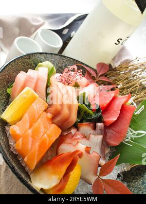 Große Schüssel mit farbenfrohen Chiriashi auf zerstoßenem Eis mit Sake im japanischen Restaurant in Seattle. Stockfoto