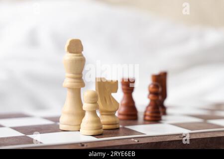 Schachfiguren auf dem Spielbrett im Schlafzimmer, Nahaufnahme Stockfoto