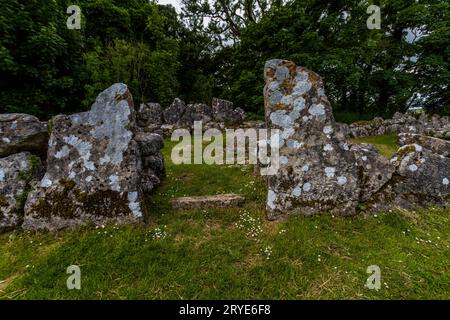 Steineingang zum Hüttenkreis in den Überresten von DIN Lligwy oder dem alten Dorf DIN Llugwy in der Nähe von Moelfre, Anglesey, Nordwales, Vereinigtes Königreich, Querformat. Stockfoto