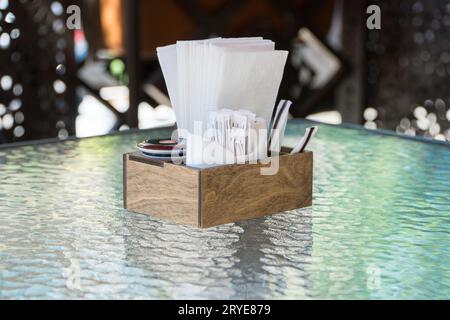 Papierservietten auf dem Tisch Stockfoto