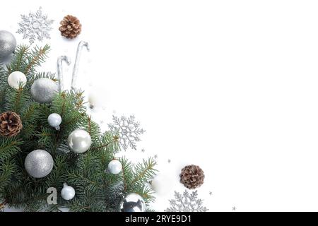 Tannenzweige mit Weihnachtskugeln und Kegeln auf weißem Hintergrund Stockfoto