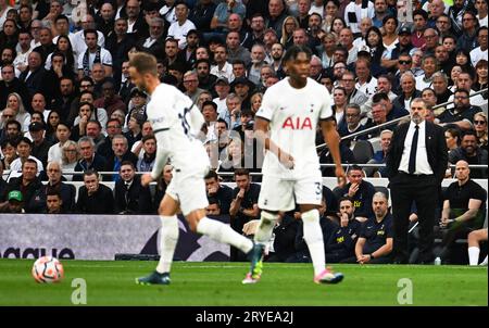 London, Großbritannien. September 2023 30. Ange Postecoglou, der Cheftrainer von Tottenham Hotspur (r), schaut zu. Premier League Match, Tottenham Hotspur gegen Liverpool im Tottenham Hotspur Stadium in London am Samstag, den 30. September 2023. Dieses Bild darf nur zu redaktionellen Zwecken verwendet werden. Nur zur redaktionellen Verwendung Foto von Sandra Mailer/Andrew Orchard Sports Photography/Alamy Live News Credit: Andrew Orchard Sports Photography/Alamy Live News Stockfoto