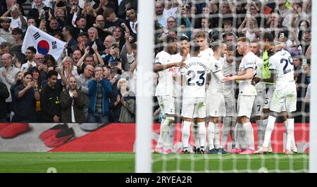 London, Großbritannien. September 2023 30. Héung Min Sohn von Tottenham Hotspur feiert mit Teamkollegen, nachdem er sein Team das 1. Tor erzielt hat. Premier League Match, Tottenham Hotspur gegen Liverpool im Tottenham Hotspur Stadium in London am Samstag, den 30. September 2023. Dieses Bild darf nur zu redaktionellen Zwecken verwendet werden. Nur zur redaktionellen Verwendung Foto von Sandra Mailer/Andrew Orchard Sports Photography/Alamy Live News Credit: Andrew Orchard Sports Photography/Alamy Live News Stockfoto