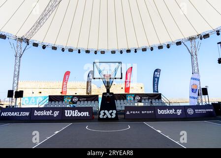 Heraklion, Kreta, Griechenland, 23. September 2023. FIBA U17 Basketball Europe Cup auf dem 3 x 3 Outdoor-Basketballfeld im venezianischen Hafen von Heraklion. Stockfoto