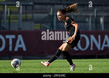 Benedetta Glionna von AS Roma in Aktion während des Women Series A Fußballspiels 2023/2024 zwischen AS Roma und dem FC Como im Tre fontane Stadion, Rom (Italien), 30. September 2023. Stockfoto