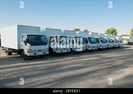 Trucks stehen hintereinander auf dem Parkplatz Stockfoto