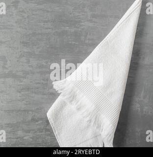 Ein Handtuch auf grauem Hintergrund Stockfoto