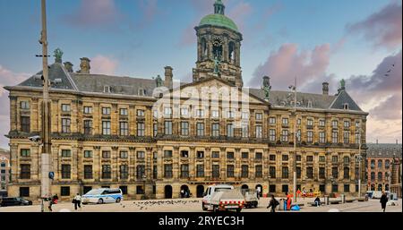 AMSTERDAM, NIEDERLANDE - 24. August 2023: Amsterdam ist die Hauptstadt der Niederlande, bekannt für sein künstlerisches Erbe, sein ausgeklügeltes Kanalsystem und seine enge Hu Stockfoto