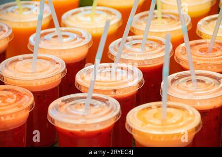 Viele Plastikgläser mit frischen Säften und Smoothies Stockfoto