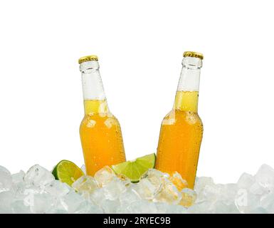 Zwei Flaschen Lagerbier auf Eiswürfeln Stockfoto
