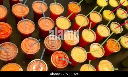 Viele Plastikgläser mit frischen Säften und Smoothies Stockfoto