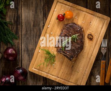 Schale auf Holzoberfläche Stockfoto