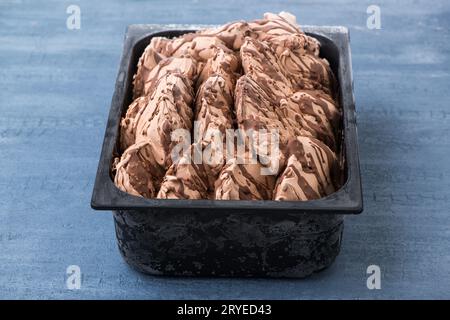 Eis in einem Plastikbehälter Stockfoto