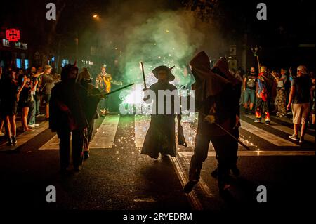 30. September 2023, Barcelona, Spanien: Devils Parade und explodieren Pyrotechnik während eines Correfoc für die Feier des La Barceloneta Quarter Festival (Festa Major de La Barceloneta) in Barcelona. Correfocs, eine alte katalanische Tradition, bei der Menschen, die als Teufel verkleidet sind, Feuerwerkskörper und Fackeln in die Luft sprengen, jedes Jahr an den Feierlichkeiten im maritimen Viertel teilnehmen. Quelle: Jordi Boixareu/Alamy Live News Stockfoto