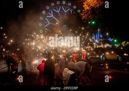 30. September 2023, Barcelona, Spanien: Die Nachtschwärmer reagieren, als Teufel während eines Correfoc für die Festa Major de La Barceloneta in Barcelona pyrotechnische Explosionen machen. Correfocs, eine alte katalanische Tradition, bei der Menschen, die als Teufel verkleidet sind, Feuerwerkskörper und Fackeln in die Luft sprengen, jedes Jahr an den Feierlichkeiten im maritimen Viertel teilnehmen. Quelle: Jordi Boixareu/Alamy Live News Stockfoto