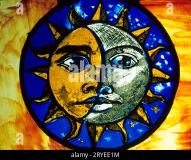 Ely Cathedral, Buntglasmuseum, Sonne und Mond, menschliches Gesicht, modernes Glas, Cambridgeshire, England, Großbritannien Stockfoto