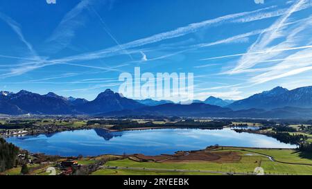 Luftaufnahme mit der Drohne vom Hopfensee in Bayern im Winter Stockfoto