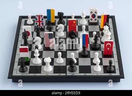 Schachbrett mit Länderflaggen Stockfoto