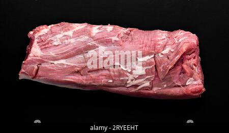 Ein Stück frisches rohes Fleisch auf schwarzem Hintergrund Stockfoto