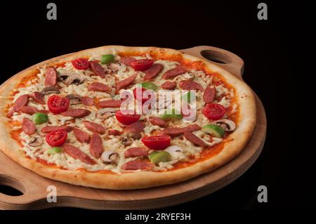 Pizza auf einem Holztablett Stockfoto