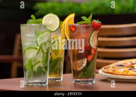 Kaltes Getränk mit Zitrusfrüchten auf dem Tisch Stockfoto