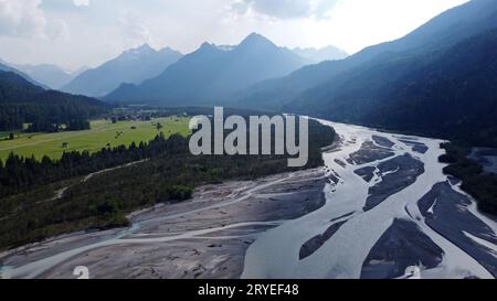 Das Lechtal bei Weienbach in Österreich. Der Lech fließt durch die Berglandschaft Tirols Stockfoto