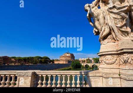 Architektonisches Fragment der Brücke Vittorio Emanuele II mit Blick auf die Burg Sant'Angelo. Rom, Italien Stockfoto