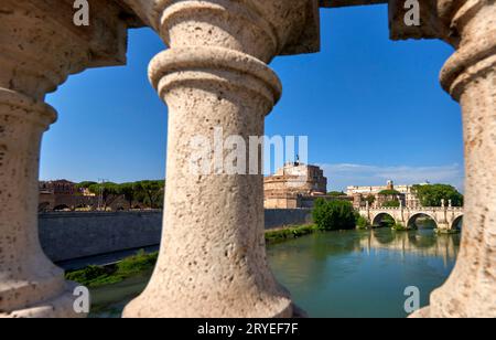 Architektonisches Fragment der Brücke Vittorio Emanuele II mit Blick auf die Burg Sant'Angelo. Rom, Italien Stockfoto