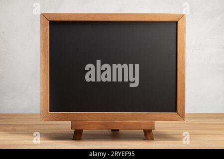 Leere Schultafel auf dem Tisch Stockfoto