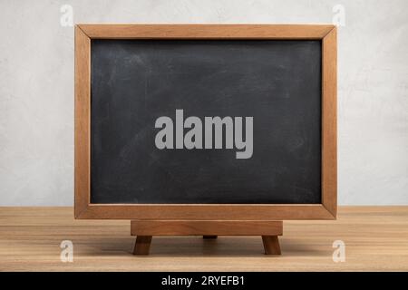 Leere Schultafel auf dem Tisch Stockfoto