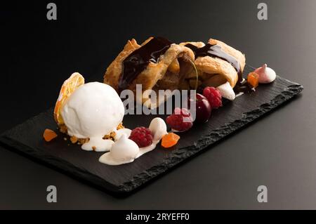 Kuchen mit Beeren auf vielen dekorativen Stein dunklem Hintergrund Stockfoto