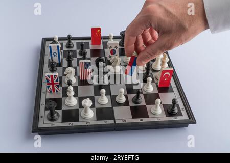 Schachbrett mit Länderflaggen Stockfoto