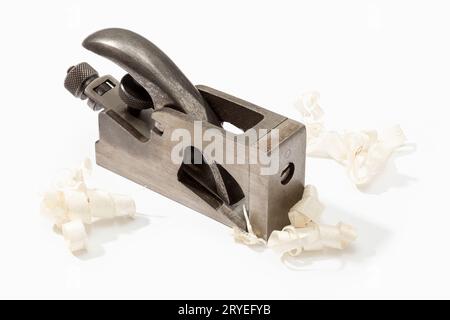 Altes Eisenflugzeug und Holzspäne isoliert auf weißem Hintergrund Stockfoto