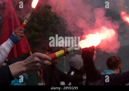 Bengalische Lichter bei der Protestkundgebung Stockfoto