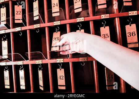 Hotelzimmerschlüssel mit Nummern Stockfoto