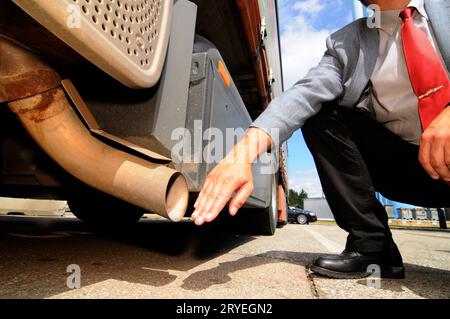 Luftverschmutzung durch Abgase von Lkw Stockfoto