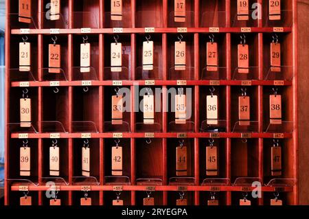 Hotelzimmerschlüssel mit Nummern Stockfoto