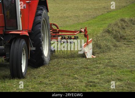 Heuwendemaschine in der Landwirtschaft Stockfoto