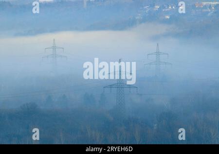 Hochspannungsleitung in den alpen im Winter Stockfoto