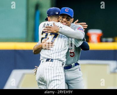 Milwaukee, Vereinigte Staaten. September 2023 30. Der zweite Baseballspieler Christopher Morel (R) und die Milwaukee Brewers Shortstop Willy Adames (L) beginnen am Samstag, den 30. September 2023, mit ihrem Baseballspiel auf dem American Family Field in Milwaukee, Wisconsin. Foto von Tannen Maury/UPI Credit: UPI/Alamy Live News Stockfoto