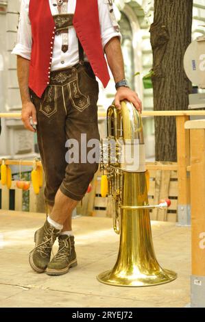 Mann in traditionellen Lederhosen Stockfoto