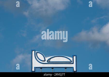 Bettsymbol mit blauem Himmel Stockfoto